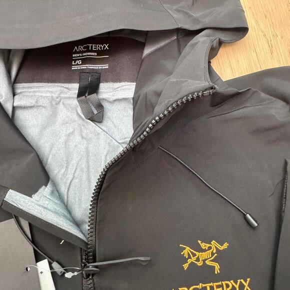 Arc'teryx Alpha SV Black/Gold Jacket - Picture 2 of 3